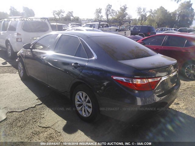 4T1BF1FKXHU761785 - 2017 TOYOTA CAMRY LE/XLE/SE/XSE BLUE photo 3