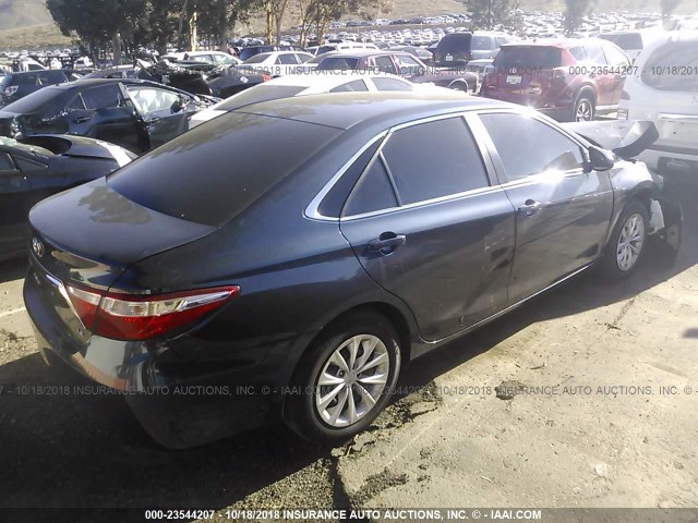 4T1BF1FKXHU761785 - 2017 TOYOTA CAMRY LE/XLE/SE/XSE BLUE photo 4