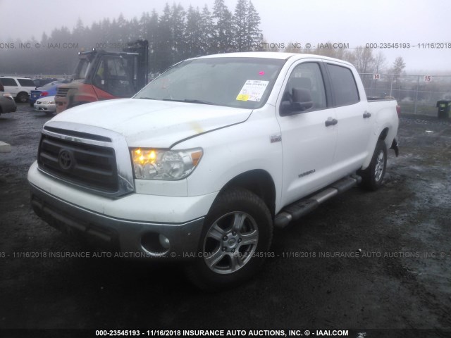 5TFDY5F11AX101080 - 2010 TOYOTA TUNDRA CREWMAX SR5 WHITE photo 2