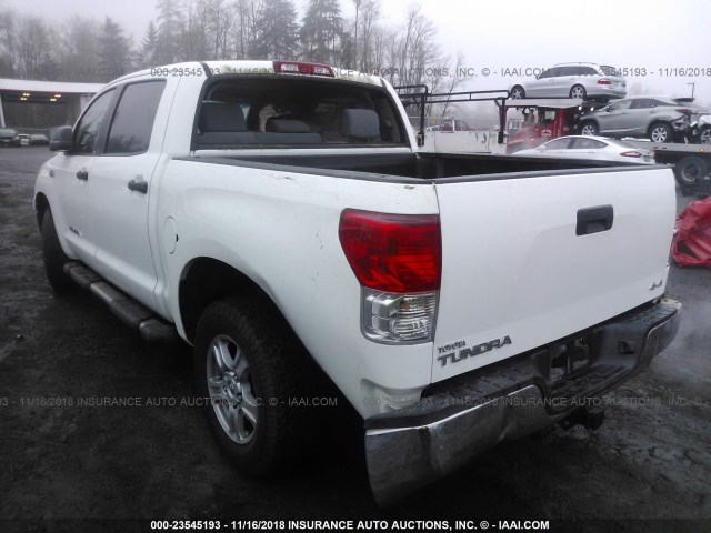 5TFDY5F11AX101080 - 2010 TOYOTA TUNDRA CREWMAX SR5 WHITE photo 3