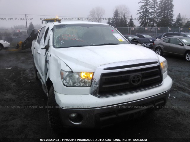 5TFDY5F11AX101080 - 2010 TOYOTA TUNDRA CREWMAX SR5 WHITE photo 6