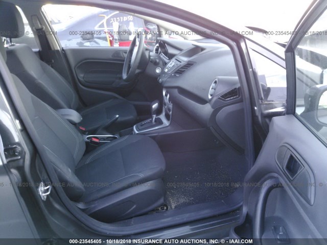 3FADP4BJ4HM171889 - 2017 FORD FIESTA SE GRAY photo 5