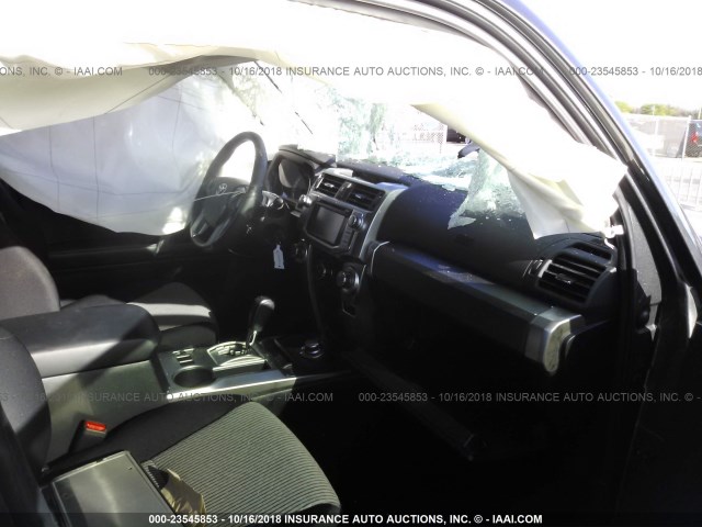 JTEBU5JRXH5418843 - 2017 TOYOTA 4RUNNER SR5 PREM/LTDL/TRAIL/TRD GRAY photo 5