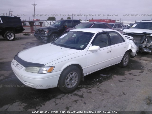 JT2BG22K3W0196287 - 1998 TOYOTA CAMRY CE/LE/XLE WHITE photo 2