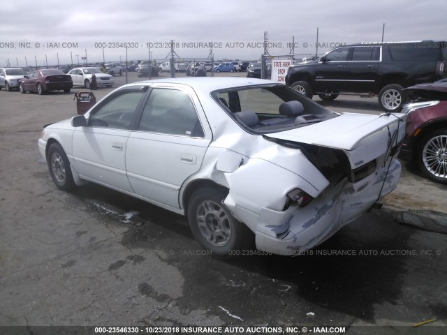 JT2BG22K3W0196287 - 1998 TOYOTA CAMRY CE/LE/XLE WHITE photo 3