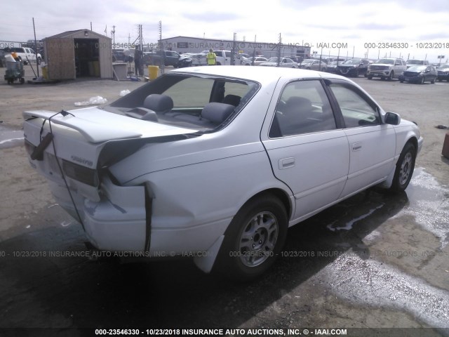 JT2BG22K3W0196287 - 1998 TOYOTA CAMRY CE/LE/XLE WHITE photo 4