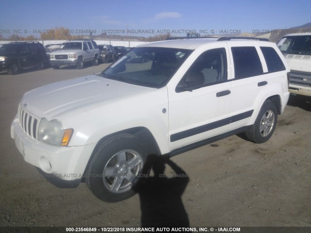 1J4HR48N86C196836 - 2006 JEEP GRAND CHEROKEE LAREDO/COLUMBIA/FREEDOM WHITE photo 2