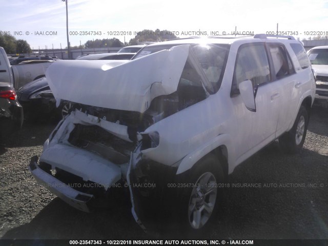 JTEBU5JR5J5512053 - 2018 TOYOTA 4RUNNER SR5 PREM/LTDL/TRAIL/TRD WHITE photo 2