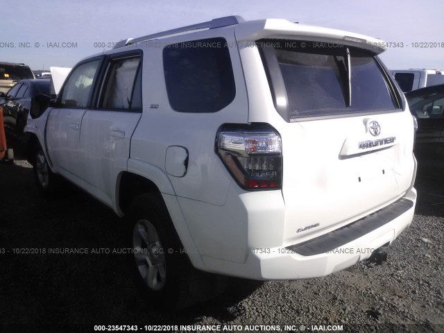 JTEBU5JR5J5512053 - 2018 TOYOTA 4RUNNER SR5 PREM/LTDL/TRAIL/TRD WHITE photo 3