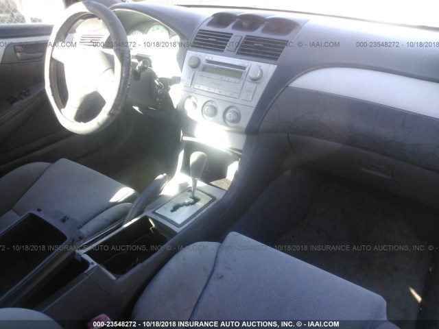 4T1CE38PX4U841013 - 2004 TOYOTA CAMRY SOLARA SE/SLE SILVER photo 5