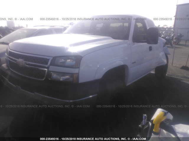 1GCHC29245E335914 - 2005 CHEVROLET SILVERADO C2500 HEAVY DUTY WHITE photo 2