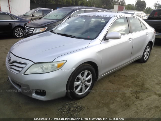 4T1BF3EK0BU771584 - 2011 TOYOTA CAMRY SE/LE/XLE SILVER photo 2