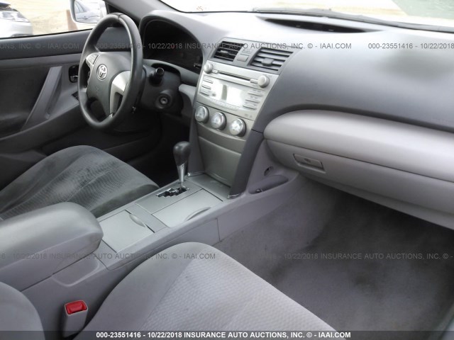 4T1BF3EK0BU771584 - 2011 TOYOTA CAMRY SE/LE/XLE SILVER photo 5