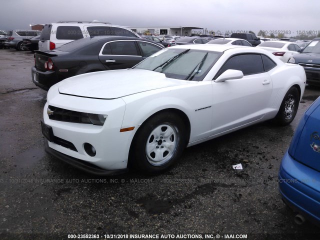 2G1FA1E31D9182523 - 2013 CHEVROLET CAMARO LS WHITE photo 2