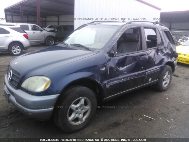 4JGAB54E7XA144436 - 1999 MERCEDES-BENZ ML 320 BLUE photo 2