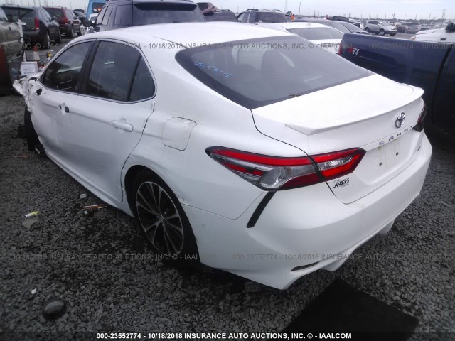 4T1B11HK5JU036936 - 2018 TOYOTA CAMRY L/LE/XLE/SE/XSE WHITE photo 3