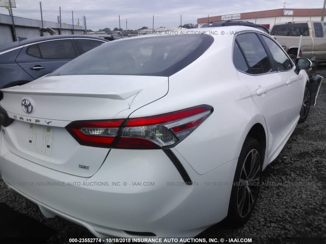 4T1B11HK5JU036936 - 2018 TOYOTA CAMRY L/LE/XLE/SE/XSE WHITE photo 4