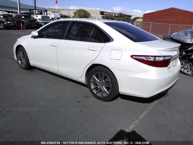 4T1BF1FK1GU247726 - 2016 TOYOTA CAMRY LE/XLE/SE/XSE WHITE photo 3