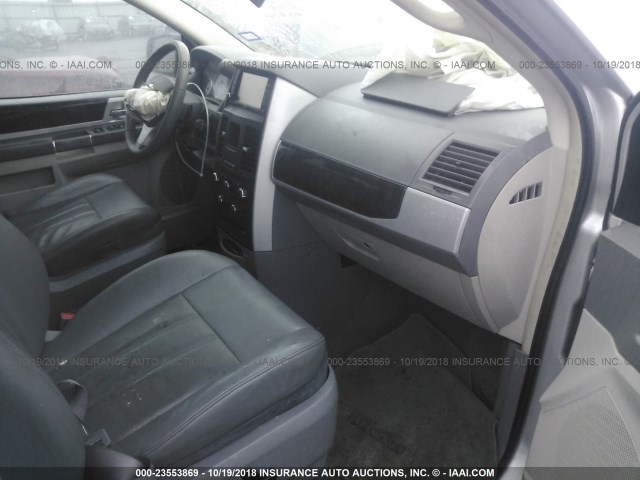 2D4RN5DX0AR411695 - 2010 DODGE GRAND CARAVAN SXT SILVER photo 5