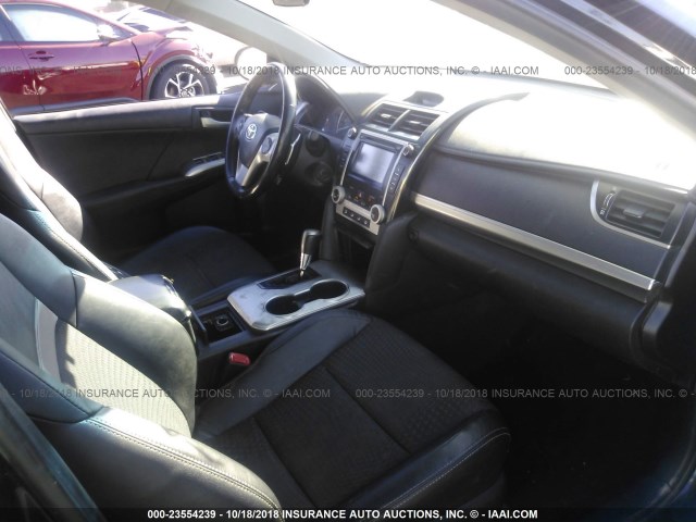 4T1BF1FK0CU017587 - 2012 TOYOTA CAMRY SE/LE/XLE 黑色 照片 5