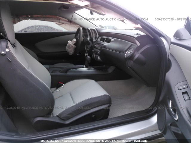 2G1FA1E30D9163042 - 2013 CHEVROLET CAMARO LS SILVER photo 5