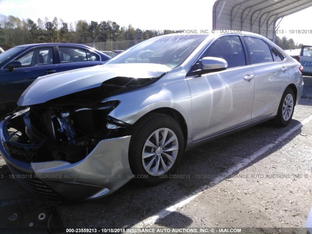 4T1BF1FK5GU252377 - 2016 TOYOTA CAMRY LE/XLE/SE/XSE SILVER photo 2