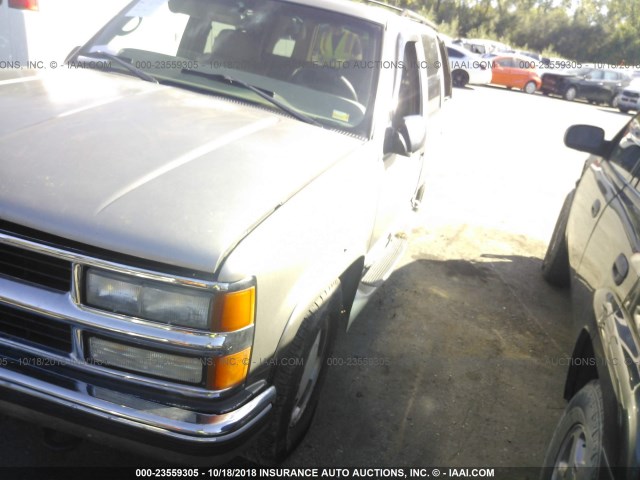 1GNEK13R2XJ305799 - 1999 CHEVROLET TAHOE K1500 BEIGE photo 2