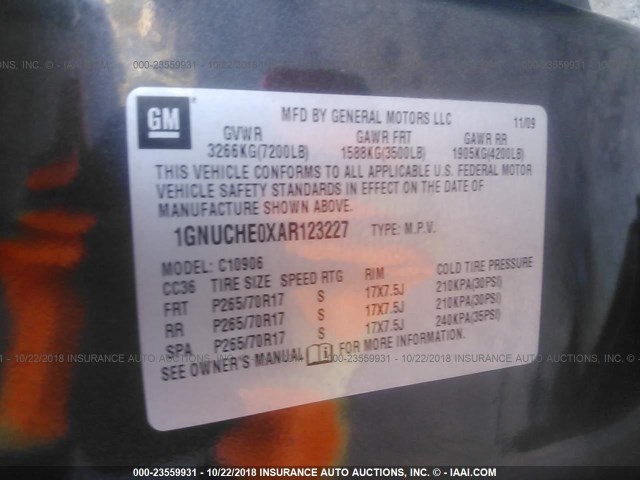 1GNUCHE0XAR123227 - 2010 CHEVROLET SUBURBAN C1500  LS GRAY photo 9