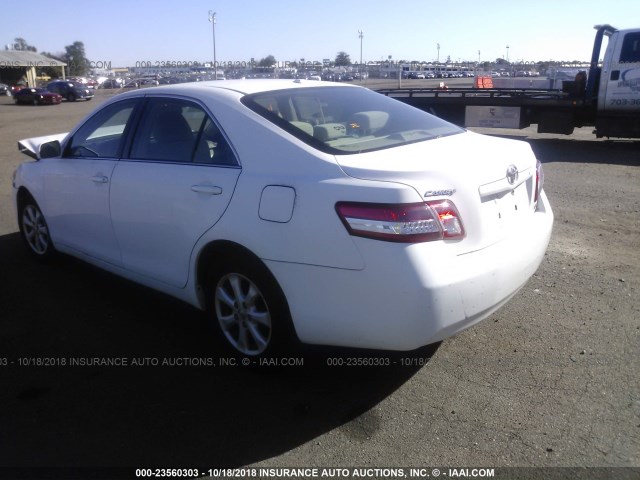 4T1BF3EK1BU705741 - 2011 TOYOTA CAMRY SE/LE/XLE WHITE photo 3