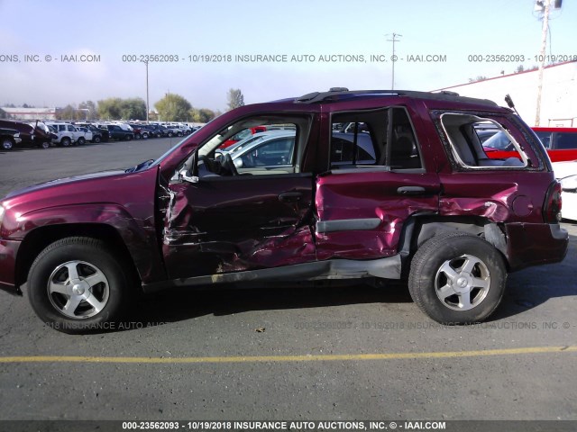 1GNDT13S652353308 - 2005 CHEVROLET TRAILBLAZER LS/LT MAROON photo 6