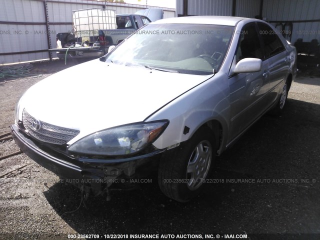 4T1BF32K92U501290 - 2002 TOYOTA CAMRY LE/XLE/SE SILVER photo 2