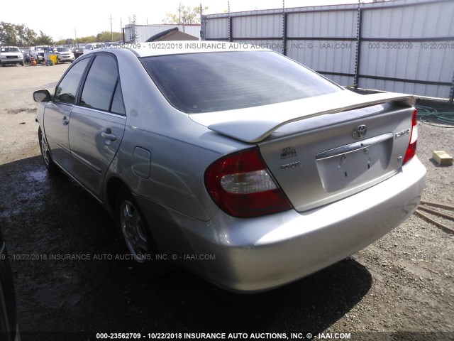 4T1BF32K92U501290 - 2002 TOYOTA CAMRY LE/XLE/SE SILVER photo 3
