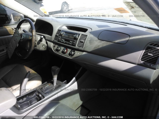 4T1BF32K92U501290 - 2002 TOYOTA CAMRY LE/XLE/SE SILVER photo 5