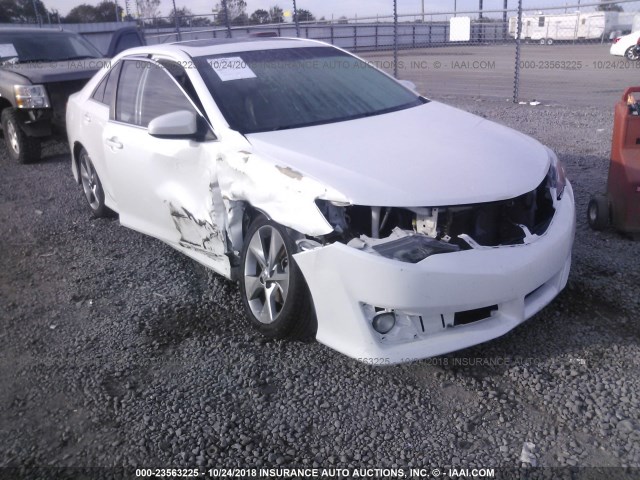 4T1BF1FKXCU621776 - 2012 TOYOTA CAMRY SE/LE/XLE WHITE photo 1