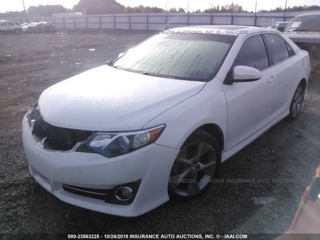 4T1BF1FKXCU621776 - 2012 TOYOTA CAMRY SE/LE/XLE WHITE photo 2