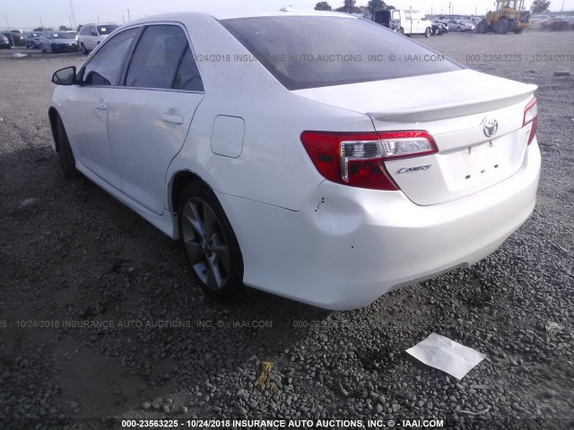 4T1BF1FKXCU621776 - 2012 TOYOTA CAMRY SE/LE/XLE WHITE photo 3