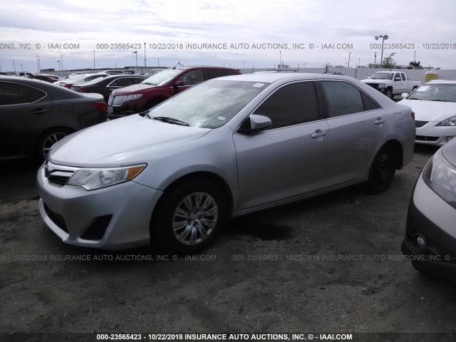 4T1BF1FK3CU096723 - 2012 TOYOTA CAMRY SE/LE/XLE SILVER photo 2