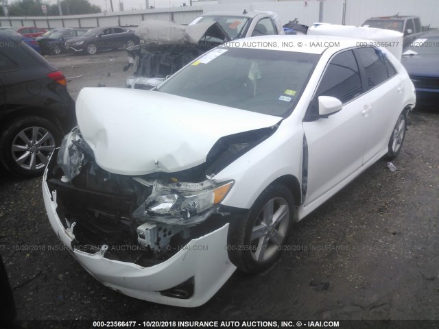 4T1BF1FK2CU187112 - 2012 TOYOTA CAMRY SE/LE/XLE 白色 照片 2