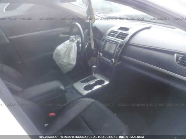 4T1BF1FK2CU187112 - 2012 TOYOTA CAMRY SE/LE/XLE 白色 照片 5