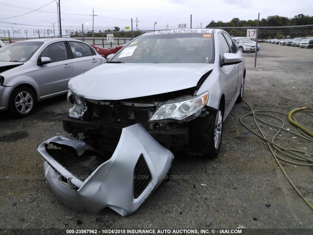 4T4BF1FK5ER442909 - 2014 TOYOTA CAMRY L/SE/LE/XLE SILVER photo 2