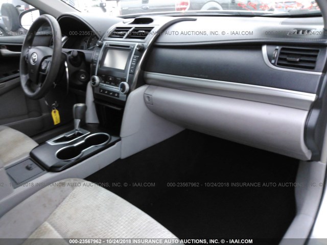 4T4BF1FK5ER442909 - 2014 TOYOTA CAMRY L/SE/LE/XLE SILVER photo 5