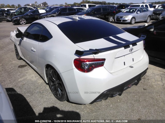 JF1ZNAA13H8707683 - 2017 TOYOTA 86 SPECIAL EDITION WHITE photo 3