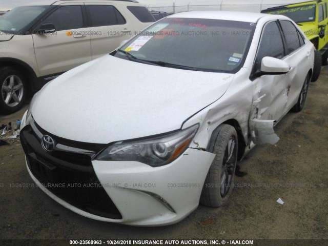 4T1BF1FK5FU060830 - 2015 TOYOTA CAMRY LE/XLE/SE/XSE WHITE photo 2