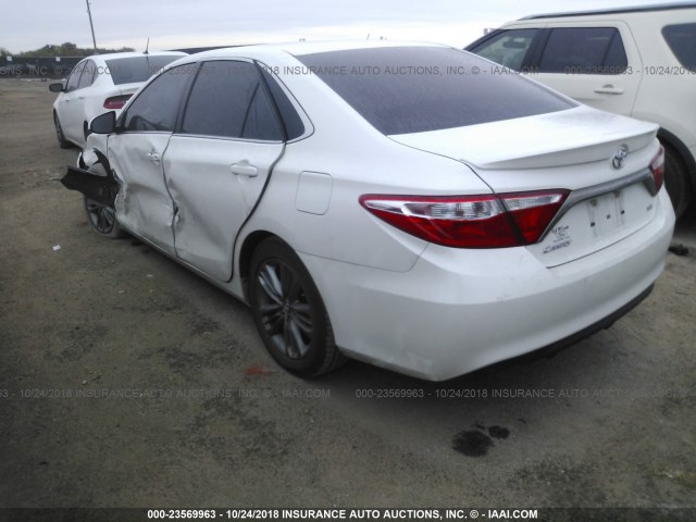 4T1BF1FK5FU060830 - 2015 TOYOTA CAMRY LE/XLE/SE/XSE WHITE photo 3