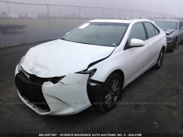 4T1BF1FK1GU174552 - 2016 TOYOTA CAMRY LE/XLE/SE/XSE WHITE photo 2