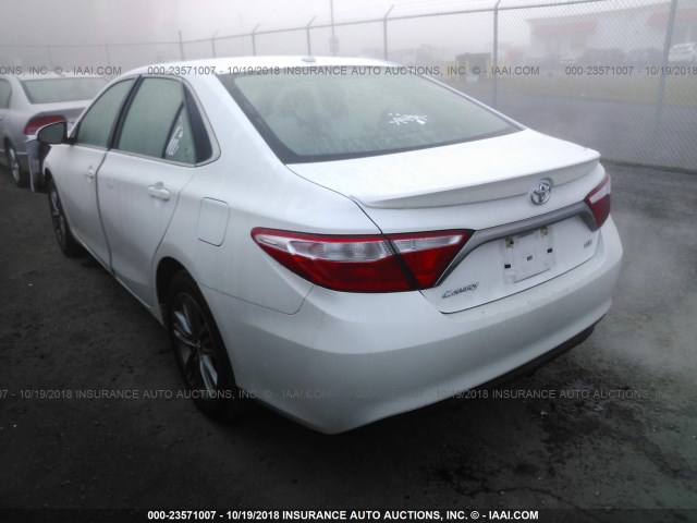 4T1BF1FK1GU174552 - 2016 TOYOTA CAMRY LE/XLE/SE/XSE WHITE photo 3