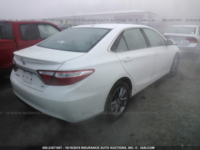 4T1BF1FK1GU174552 - 2016 TOYOTA CAMRY LE/XLE/SE/XSE WHITE photo 4