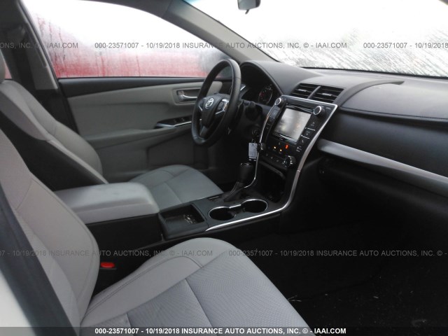 4T1BF1FK1GU174552 - 2016 TOYOTA CAMRY LE/XLE/SE/XSE WHITE photo 5