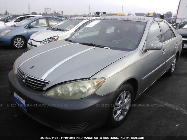 4T1BF32K95U614273 - 2005 TOYOTA CAMRY LE/XLE/SE GRAY photo 2