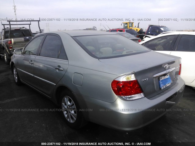 4T1BF32K95U614273 - 2005 TOYOTA CAMRY LE/XLE/SE GRAY photo 3